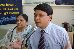 Specialists of Acupressure & Reflexology describe about the therapy in the Free Acupressure & Reflexology Seminar at Campus Auditorium.